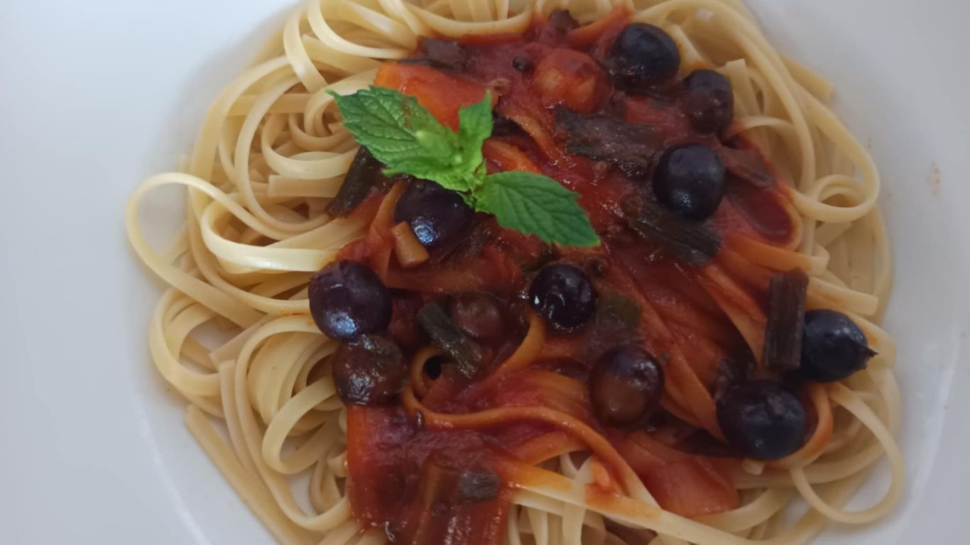 www.cretancorner.gr_Linguine with Tomato Sauce, Raki-Honey & Sun-Dried Grape Berries..