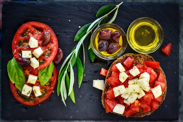 www.cretacorner.gr_ndakos_cretan cheese Κρητικός ντάκος - Cretan dakos